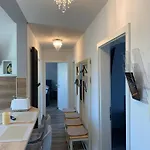 -fewo Benz- Exklusive Im Stadtzentrum Von Modernes Ambiente, 3 Einzelzimmer Fuer Bis Zu 6 Gaeste - Voll Ausgestattet Mit Waipu-tv Und High-speed-wlan Bettwaesche Und Handtuecher Inklusive!