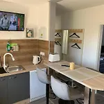Appartement -fewo Benz- Exklusive Im Stadtzentrum Von Modernes Ambiente, 3 Einzelzimmer Fuer Bis Zu 6 Gaeste - Voll Ausgestattet Mit Waipu-tv Und High-speed-wlan Bettwaesche Und Handtuecher Inklusive!