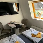 Appartement -fewo Benz- Exklusive Im Stadtzentrum Von Modernes Ambiente, 3 Einzelzimmer Fuer Bis Zu 6 Gaeste - Voll Ausgestattet Mit Waipu-tv Und High-speed-wlan Bettwaesche Und Handtuecher Inklusive! *