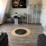 -fewo Benz- Exklusive Im Stadtzentrum Von Modernes Ambiente, 3 Einzelzimmer Fuer Bis Zu 6 Gaeste - Voll Ausgestattet Mit Waipu-tv Und High-speed-wlan Bettwaesche Und Handtuecher Inklusive! Wittenberge