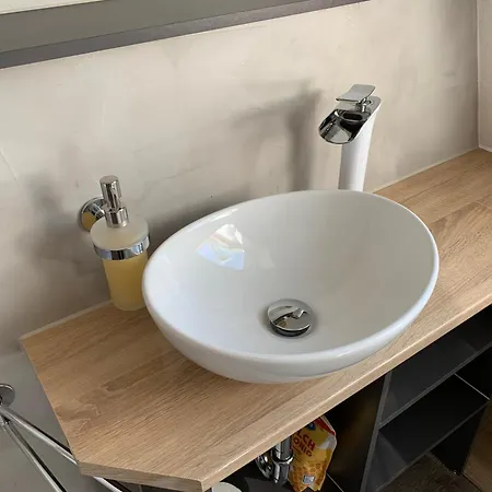 -fewo Benz- Exklusive Im Stadtzentrum Von Modernes Ambiente, 3 Einzelzimmer Fuer Bis Zu 6 Gaeste - Voll Ausgestattet Mit Waipu-tv Und High-speed-wlan Bettwaesche Und Handtuecher Inklusive!