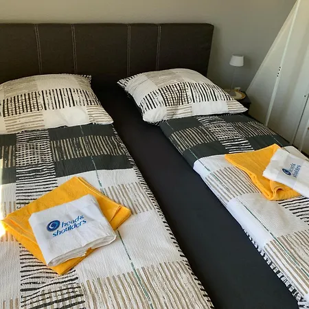 -fewo Benz- Exklusive Im Stadtzentrum Von Modernes Ambiente, 3 Einzelzimmer Fuer Bis Zu 6 Gaeste - Voll Ausgestattet Mit Waipu-tv Und High-speed-wlan Bettwaesche Und Handtuecher Inklusive!