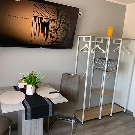 -fewo Benz- Exklusive Im Stadtzentrum Von Modernes Ambiente, 3 Einzelzimmer Fuer Bis Zu 6 Gaeste - Voll Ausgestattet Mit Waipu-tv Und High-speed-wlan Bettwaesche Und Handtuecher Inklusive! * Wittenberge