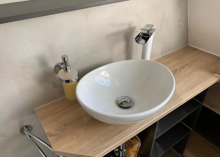 -fewo Benz- Exklusive Im Stadtzentrum Von Modernes Ambiente, 3 Einzelzimmer Fuer Bis Zu 6 Gaeste - Voll Ausgestattet Mit Waipu-tv Und High-speed-wlan Bettwaesche Und Handtuecher Inklusive!