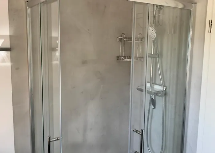 Apartamento -fewo Benz- Exklusive Im Stadtzentrum Von Modernes Ambiente, 3 Einzelzimmer Fuer Bis Zu 6 Gaeste - Voll Ausgestattet Mit Waipu-tv Und High-speed-wlan Bettwaesche Und Handtuecher Inklusive! *