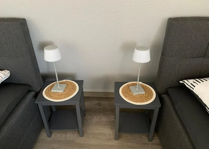 -fewo Benz- Exklusive Im Stadtzentrum Von Modernes Ambiente, 3 Einzelzimmer Fuer Bis Zu 6 Gaeste - Voll Ausgestattet Mit Waipu-tv Und High-speed-wlan Bettwaesche Und Handtuecher Inklusive! شقة